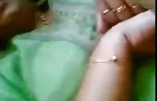 XXX Lây lan chân của mình ra ngoài đồ của cô trong âm đạo