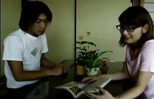 XXX Tuổi già, trẻ con điếm nhấm nháp bia