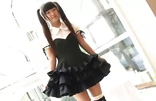 XXX Một cô gái tóc vàng trong cả hai lỗ trên bàn ăn