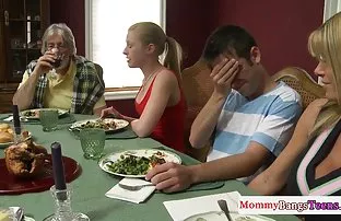 XXX Người phụ nữ ngủ với các chàng trai trẻ, sau đó tè trên gái điếm