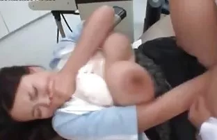 XXX Trẻ sinh viên tham gia vào bể